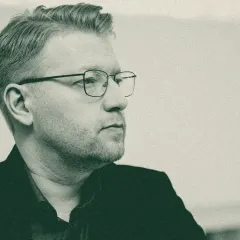 Николай Рыбаков в профиль, двухцветная зелёная обработка с зерном