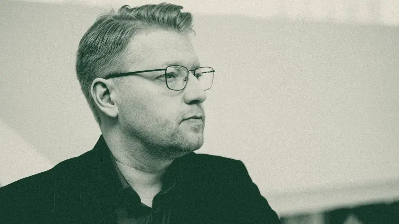 Николай Рыбаков в профиль, двухцветная зелёная обработка с зерном